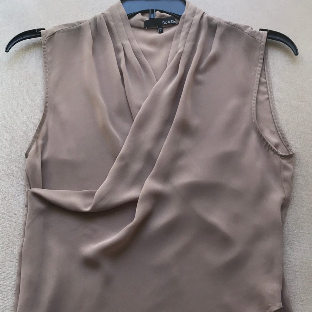 🔥 Sheer beige/tan Ro & De sleeveless top